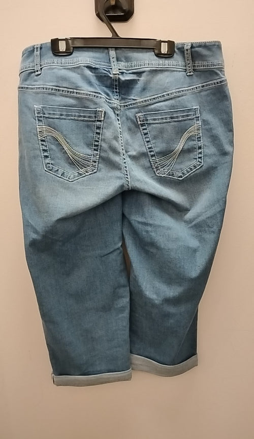 Size 14 Lane Bryant Capris