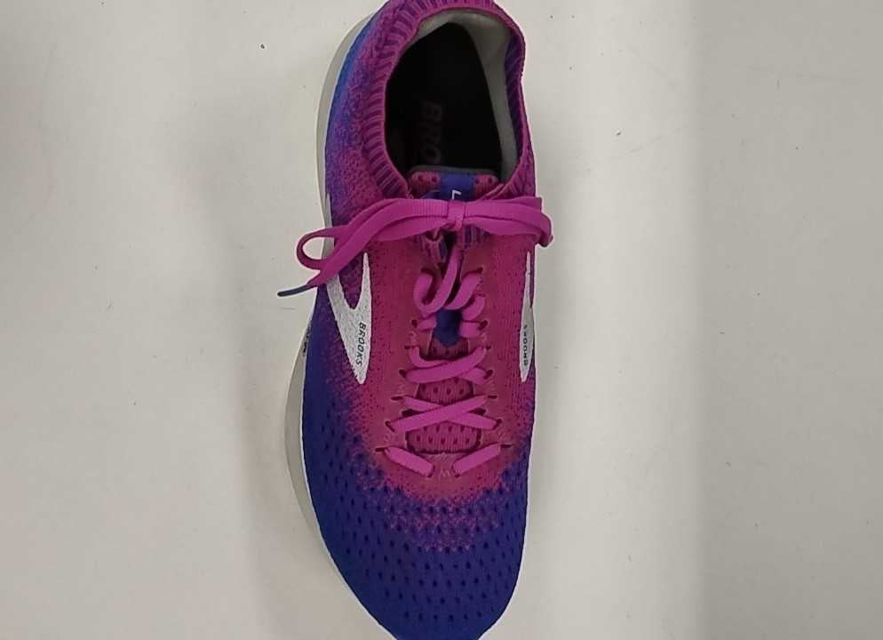 7.5 Brooks Sneakers
