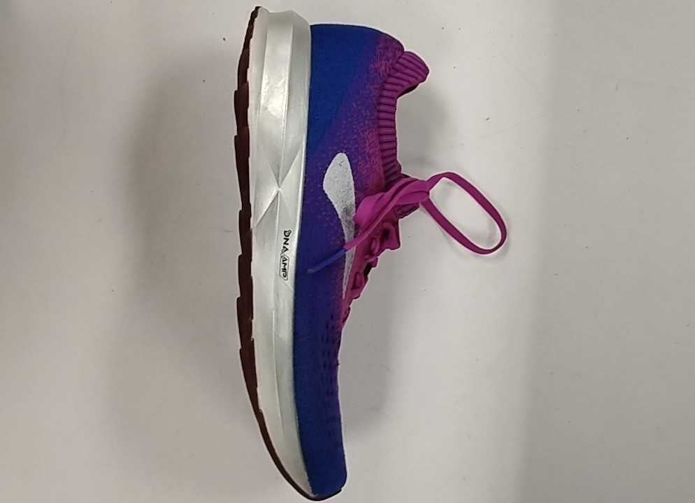 7.5 Brooks Sneakers